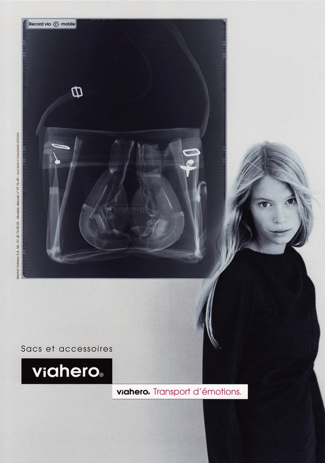 Ancienne affiche publicitaire la marque de sacs française viahero des années 90 où est écrit le slogan "viahero, transport d'émotions".