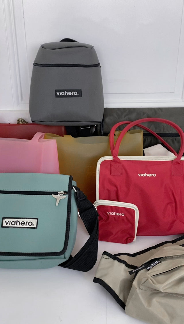 Photo archive de viahero. Un ensemble de sacs colorés, sacs à main, sac à dos, pochette, besaçe, des années 90 de la marque viahero sont regroupés. 